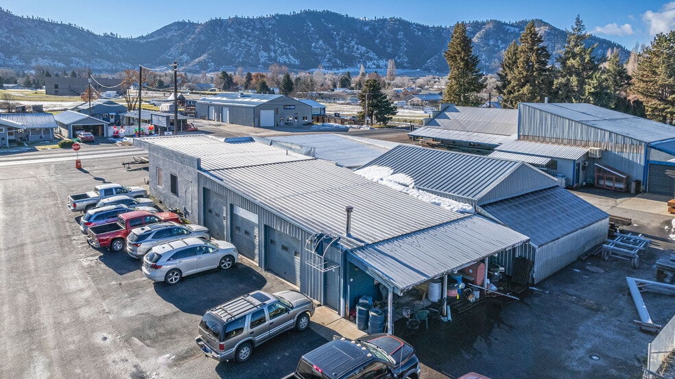 Sunset Highway Business and Real Estate portfolio of 3 properties for sale on LoopNet.ca - Building Photo - Image 2 of 4