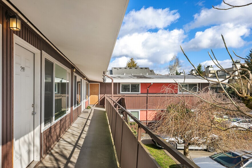 12315 28th Ave NE, Seattle, WA à vendre - Photo du bâtiment - Image 3 de 7