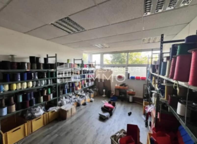 Office in Bondy for lease - Interior Photo - Image 2 of 5