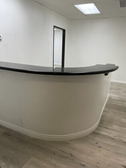 18652 Florida St, Huntington Beach, CA à louer - Photo du bâtiment - Image 2 de 18