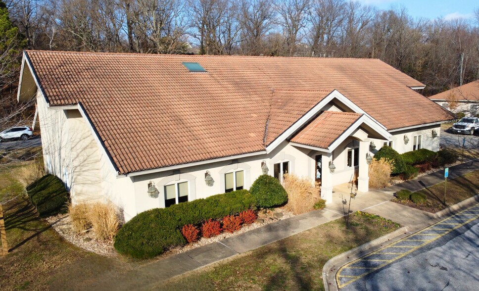5311 W Village Pky, Rogers, AR à louer - Photo du bâtiment - Image 1 de 7