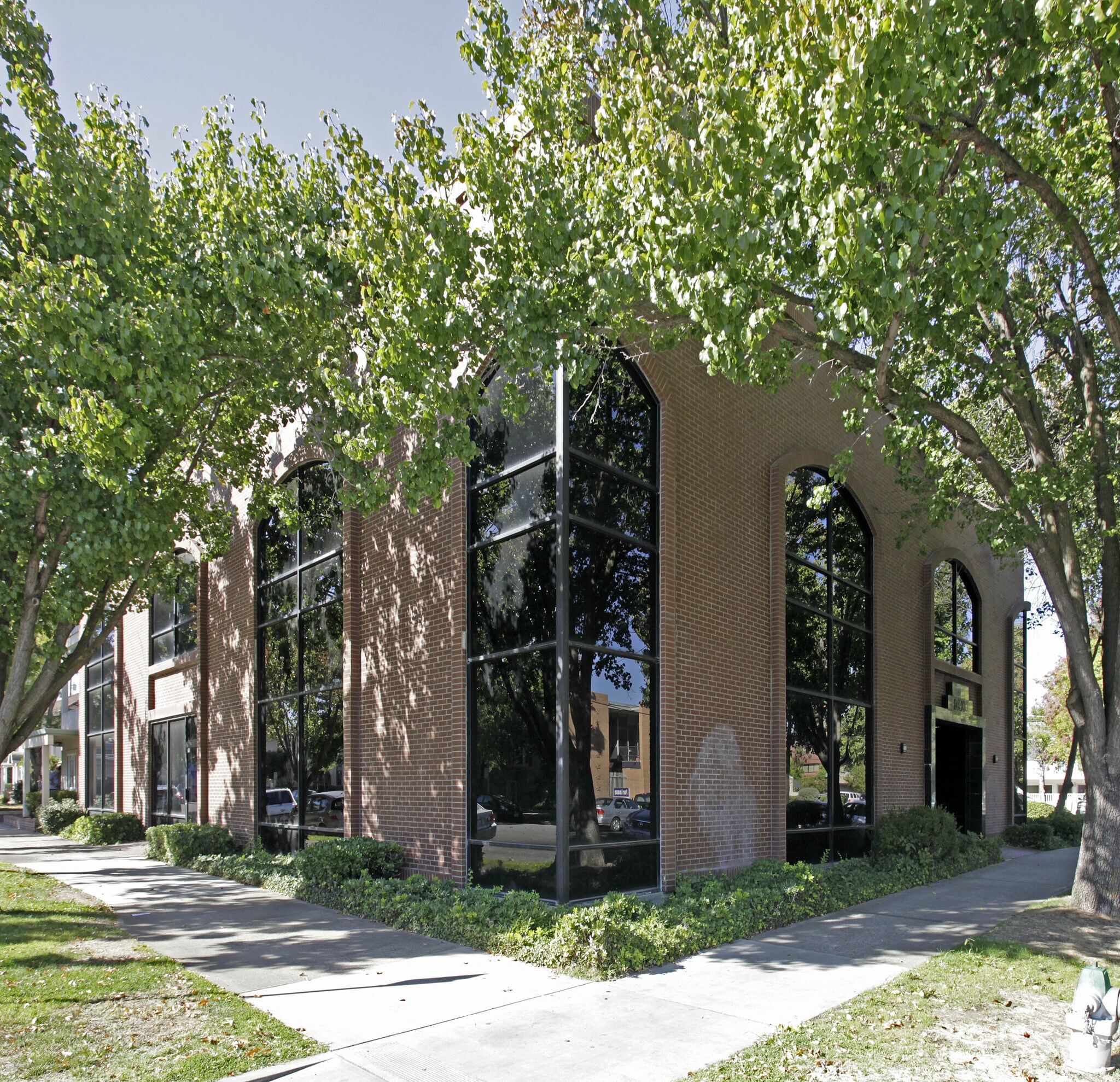 1430 Alhambra Blvd, Sacramento, CA for lease Building Photo- Image 1 of 5