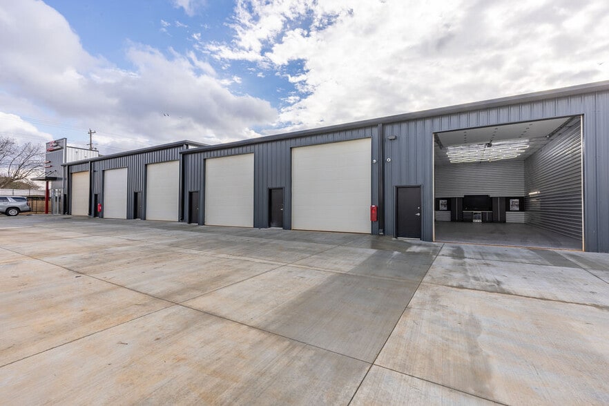 6034 Lanier Islands Pky, Buford, GA for sale - Primary Photo - Image 1 of 15