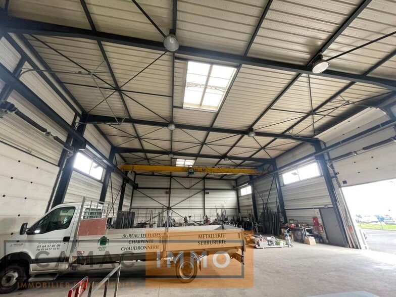 Industrial in Saint-Pierre-du-Perray for lease - Building Photo - Image 2 of 6