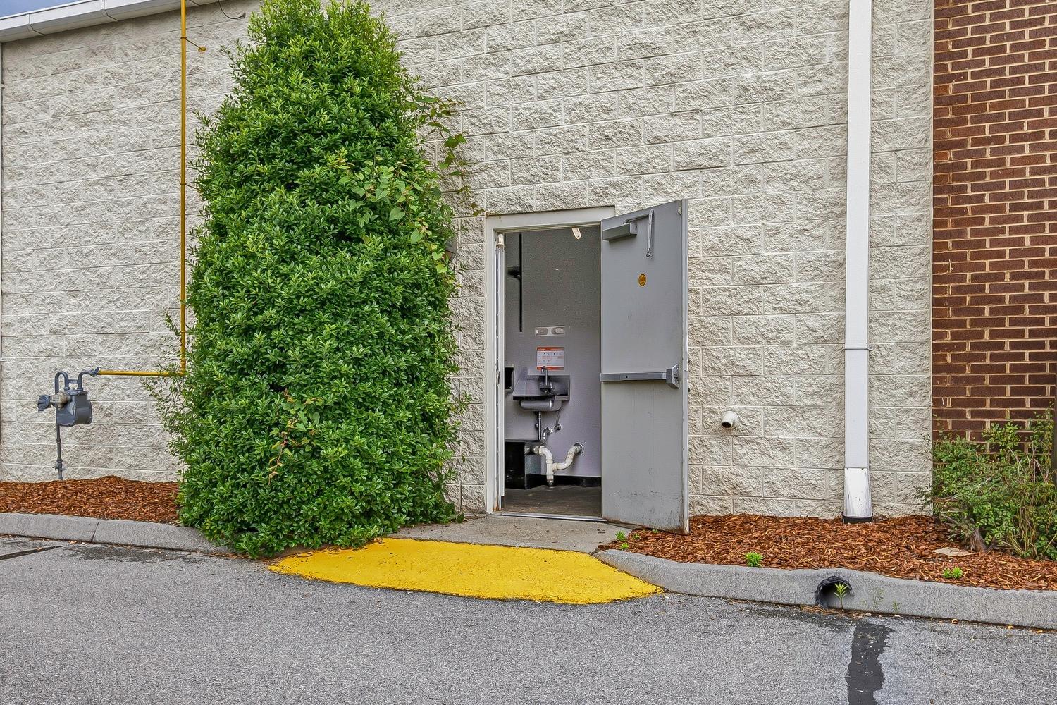 1880 N Eastman Rd, Kingsport, TN for lease Interior Photo- Image 1 of 8