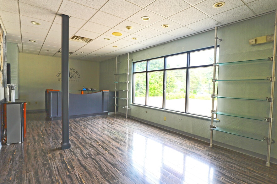 580 N Falmouth Hwy, North Falmouth, MA for lease - Building Photo - Image 3 of 10
