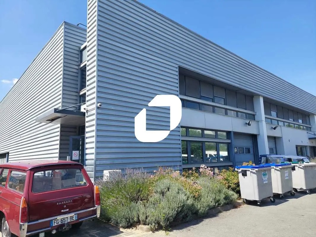 Flex in Trappes for lease Building Photo- Image 1 of 8