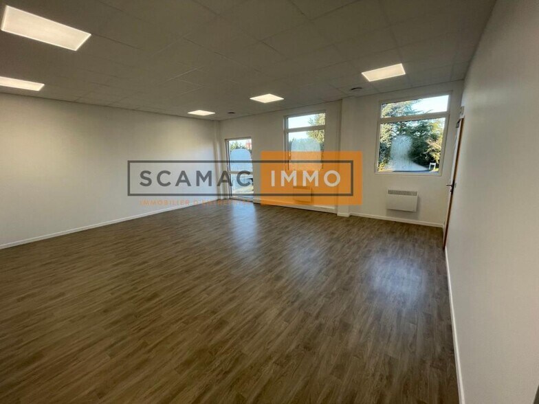 Industrial in Pontoise for lease - Building Photo - Image 3 of 8