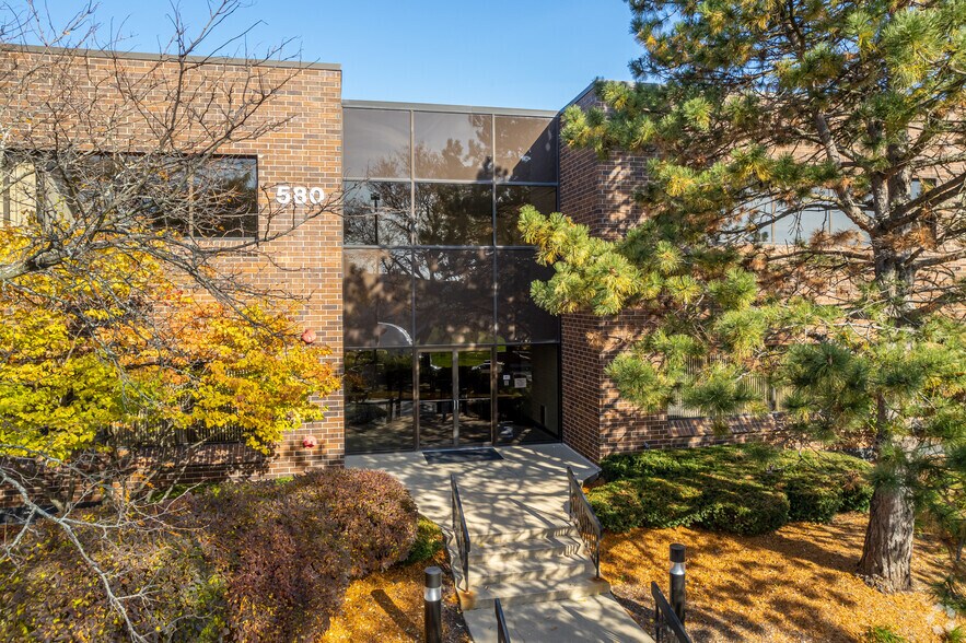 580 Waters Edge Dr, Lombard, IL for lease - Building Photo - Image 2 of 6