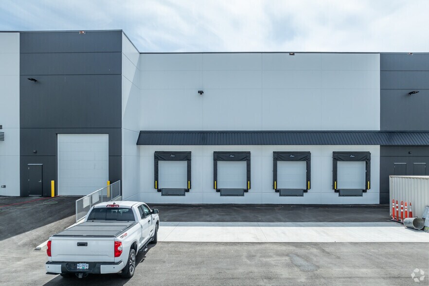 2727 188 St, Surrey, BC for lease - Building Photo - Image 2 of 4