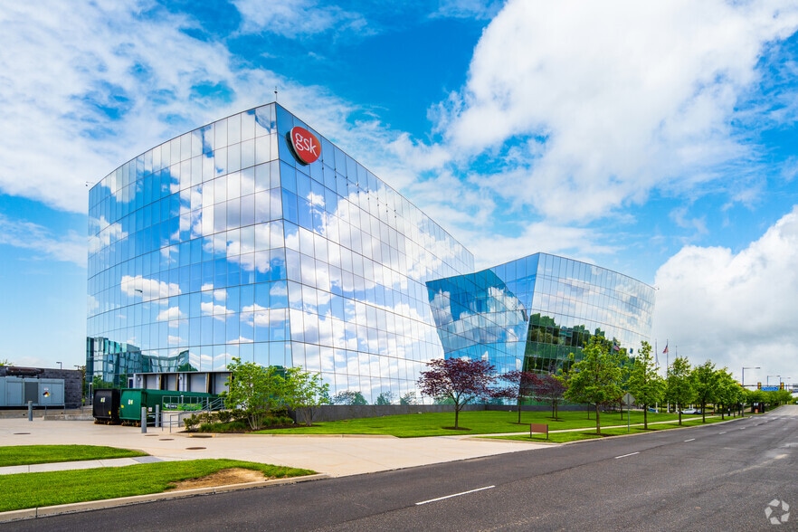 5 Crescent Dr, Philadelphia, PA for lease - Building Photo - Image 2 of 4