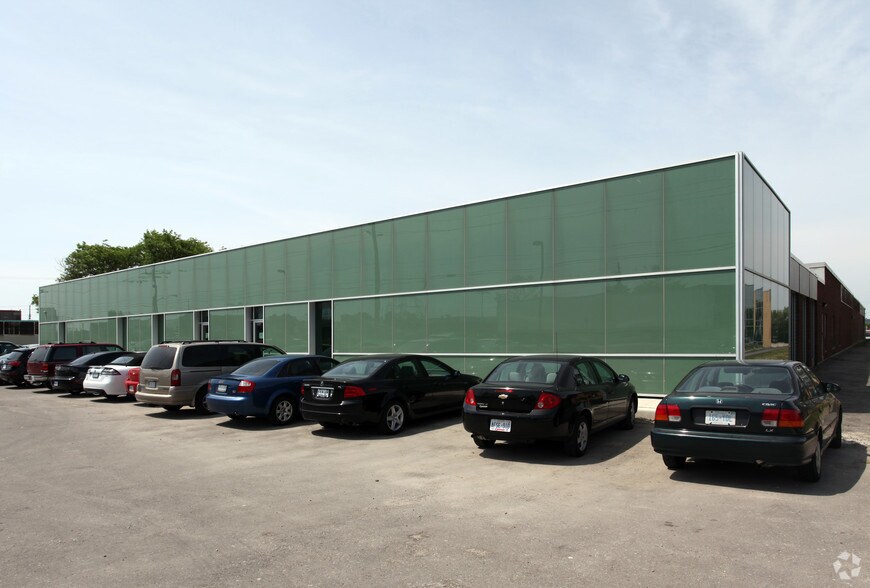 94 Brockport Dr, Toronto, ON à vendre - Photo du bâtiment - Image 2 de 15