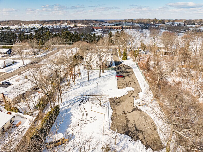 203 Pulaski Rd, Huntington Station, NY à vendre - Photo du bâtiment - Image 3 de 13