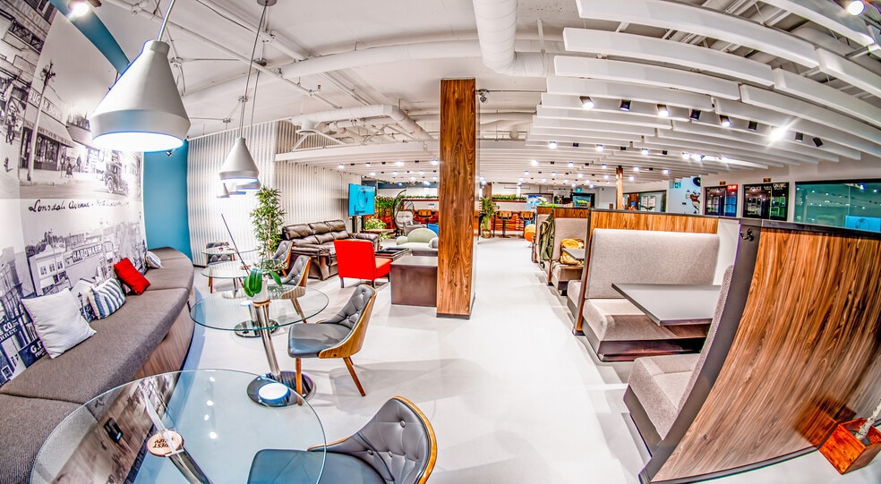 252 W Esplanade, North Vancouver, BC à louer - Hall d’entrée - Image 1 de 28