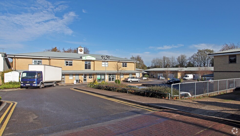 Lincoln Rd, High Wycombe à louer - Photo du bâtiment - Image 2 de 7
