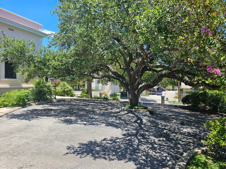 1919 San Pedro Ave, San Antonio, TX à vendre - Photo du bâtiment - Image 3 de 12