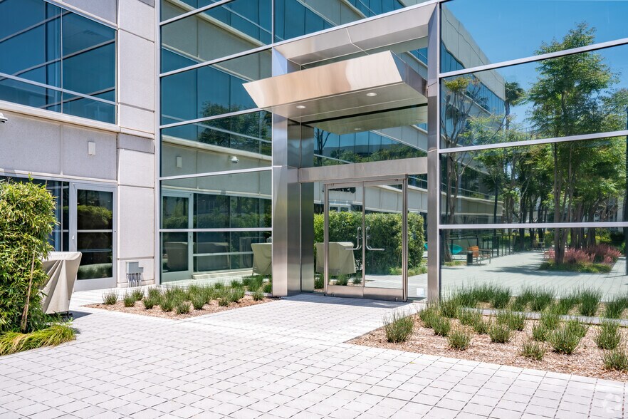 5999 Center Dr, Los Angeles, CA à louer - Photo du bâtiment - Image 3 de 6