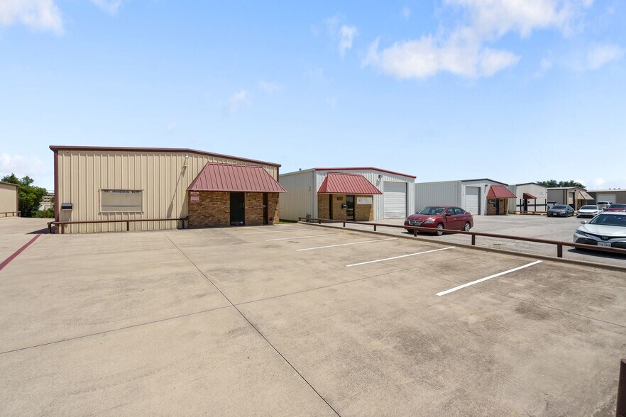 621 Industrial Blvd, Grapevine, TX à vendre - Photo du bâtiment - Image 2 de 8