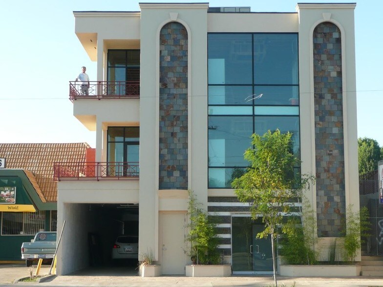 14051 Burbank Blvd, Van Nuys, CA à louer - Photo du bâtiment - Image 3 de 4