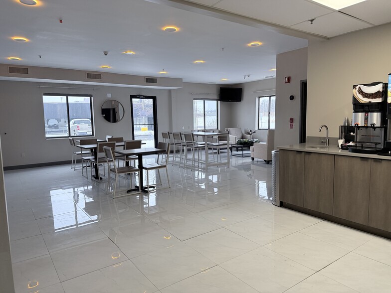 4244 Brandywine Dr, Peoria, IL for sale - Building Photo - Image 2 of 7