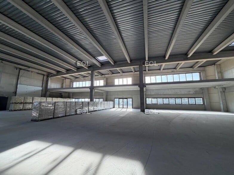 Flex in La Ciotat for lease - Interior Photo - Image 2 of 11