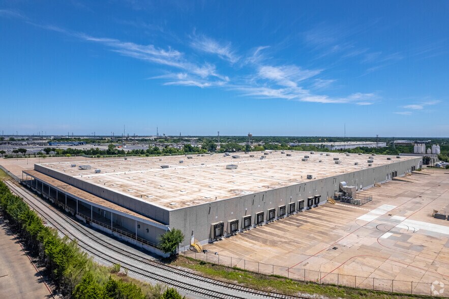 8901 Forney Rd, Dallas, TX à louer - Aérien - Image 3 de 6