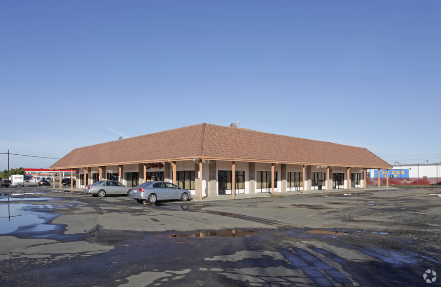 351 San Felipe Rd, Hollister, CA for lease - Primary Photo - Image 1 of 7