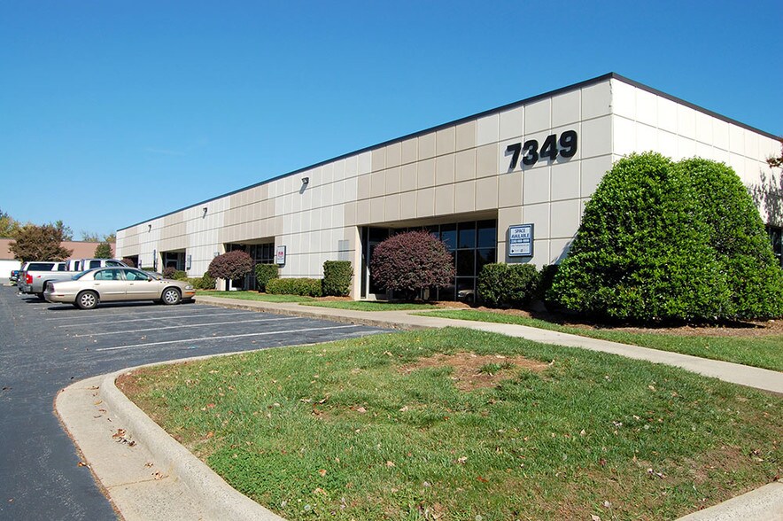 7349 W Friendly Ave, Greensboro, NC à louer - Photo du bâtiment - Image 1 de 6
