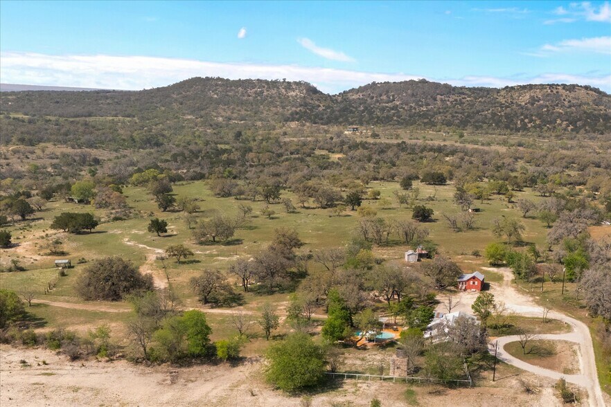 708A FM 473, Comfort, TX à vendre - Photo du bâtiment - Image 2 de 85