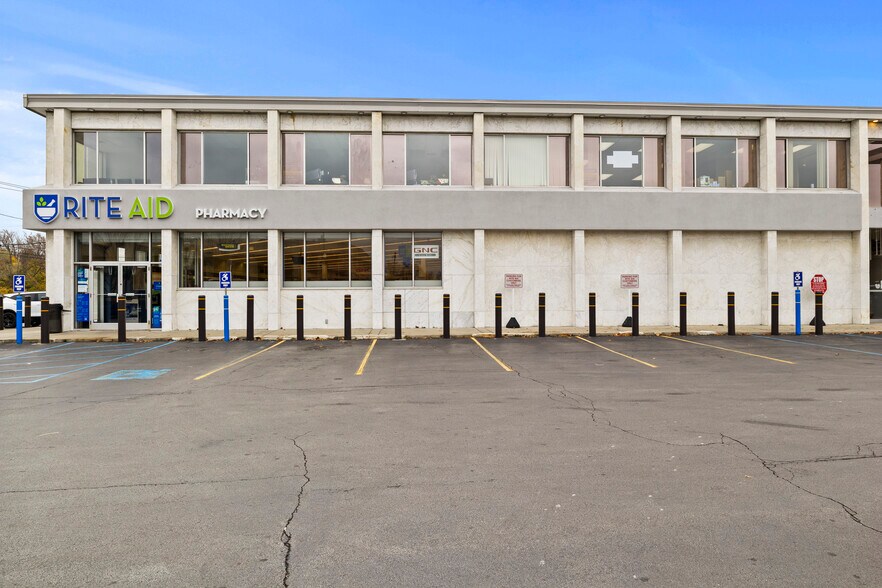 36-60 East Ave, Lockport, NY à louer - Photo du bâtiment - Image 3 de 11