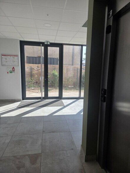 Office in Sainte Foy Les Lyon for lease - Lobby - Image 3 of 5