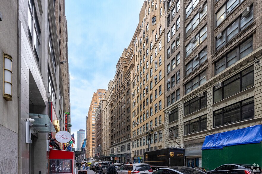 253 W 35th St, New York, NY à louer - Photo du bâtiment - Image 1 de 17