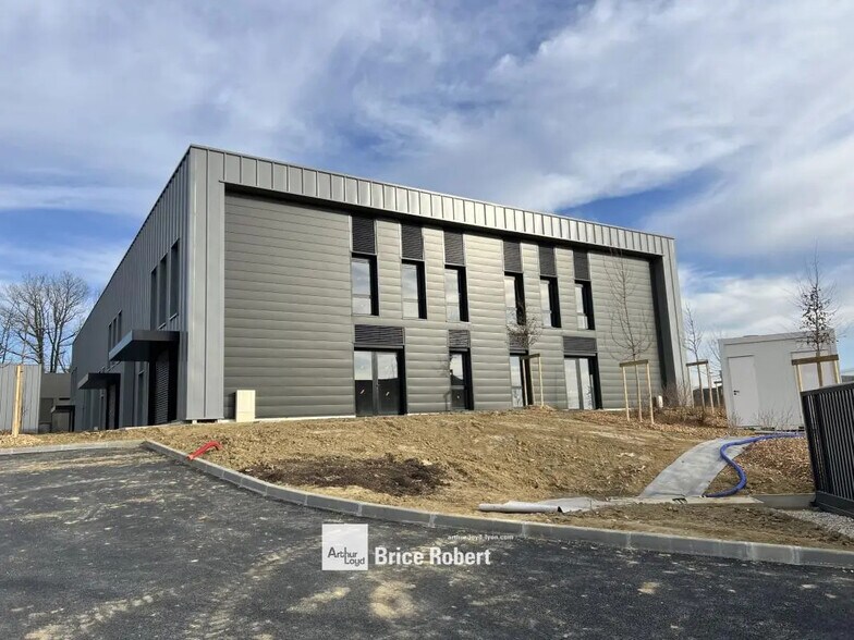 239 rue Michel Girer, 01390 Mionnay, Mionnay à louer - Photo du bâtiment - Image 3 de 6
