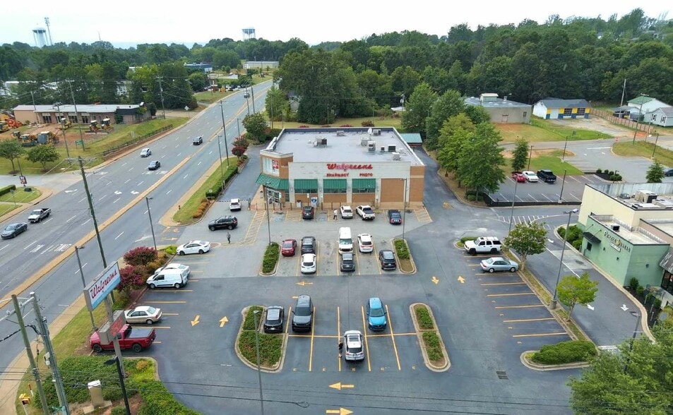 1232 W Wade Hampton Blvd, Greer, SC for sale - Building Photo - Image 1 of 2