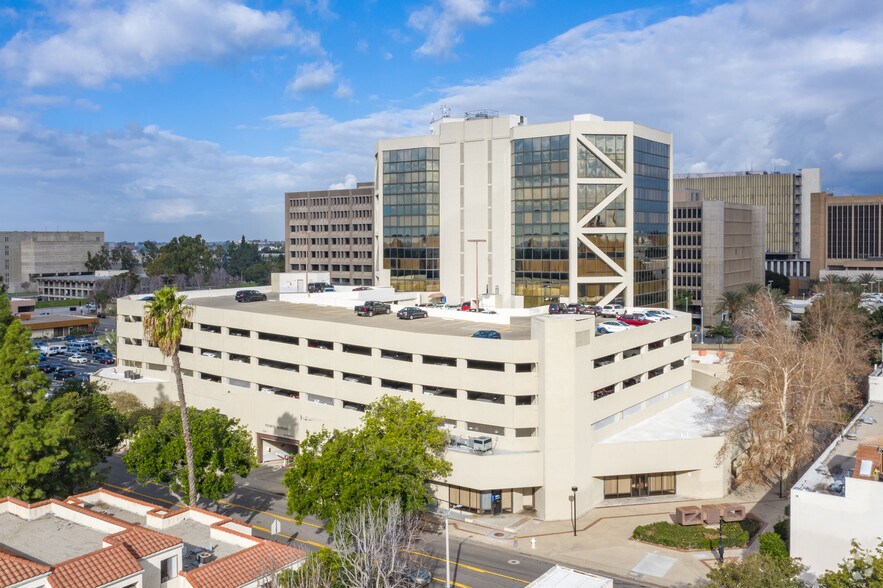 600 W Santa Ana Blvd, Santa Ana, CA à louer - Photo du bâtiment - Image 3 de 10
