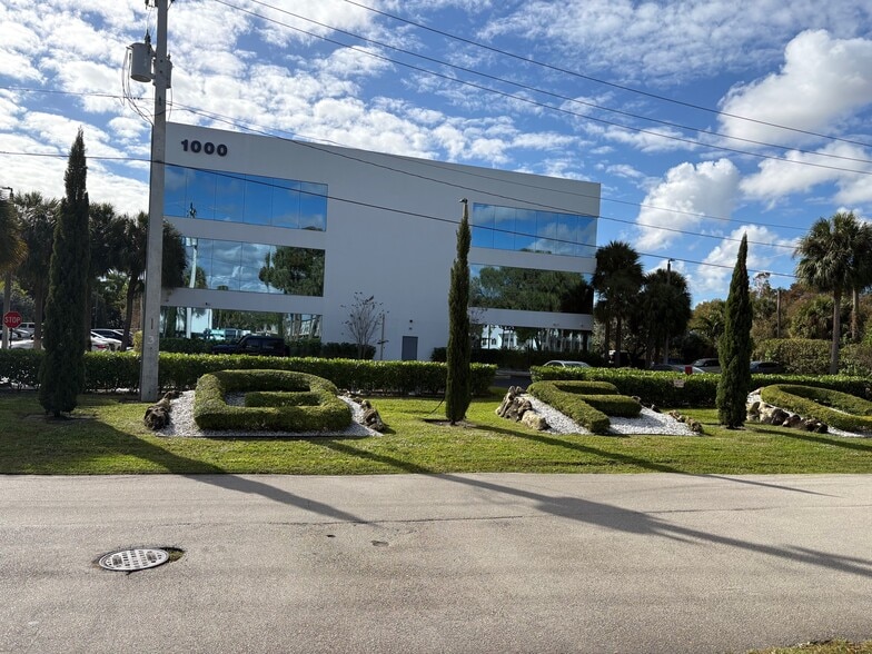 1000 NW 65th St, Fort Lauderdale, FL à louer - Photo du bâtiment - Image 2 de 36
