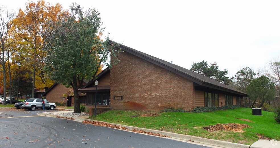 5080-5085 Lovers Ln, Portage, MI for sale - Primary Photo - Image 2 of 12