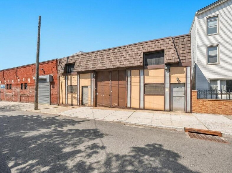 1424 118th St, College Point, NY à vendre - Photo du bâtiment - Image 3 de 25
