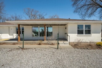 302 S Lincoln Dr, Troy, MO for lease Interior Photo- Image 1 of 14