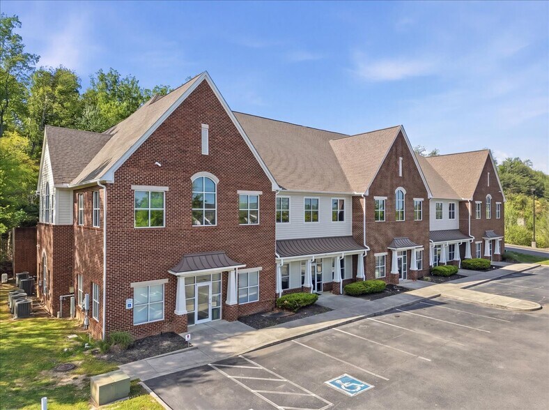 1750 Commons Point Dr, Knoxville, TN for lease - Building Photo - Image 2 of 11
