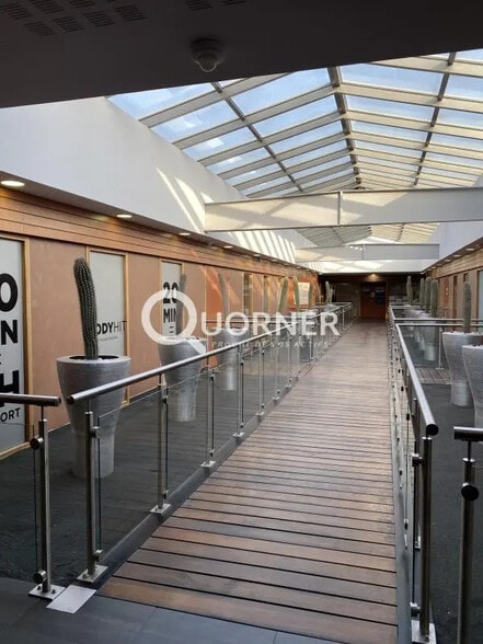 Office in Fréjus for lease - Lobby - Image 2 of 3