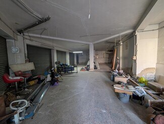 Plus de détails pour Multi-résidentiel à vendre