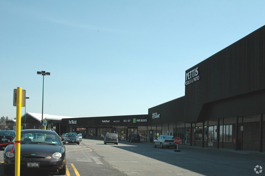 851 Fairport Rd, East Rochester, NY à louer - Photo du bâtiment - Image 2 de 4