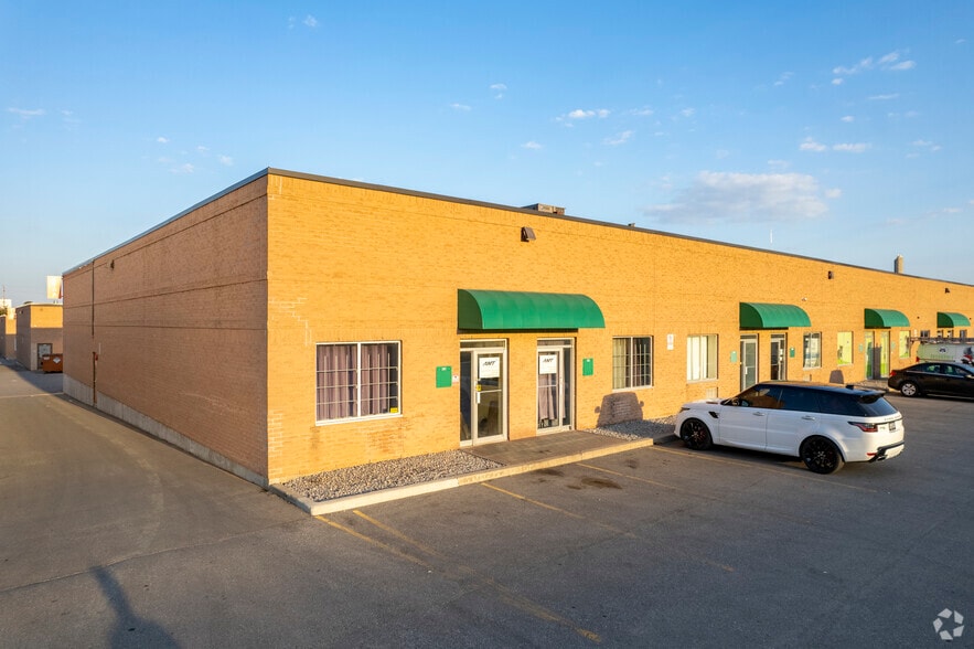 1885 Clements Rd, Pickering, ON à vendre - Photo du bâtiment - Image 2 de 4