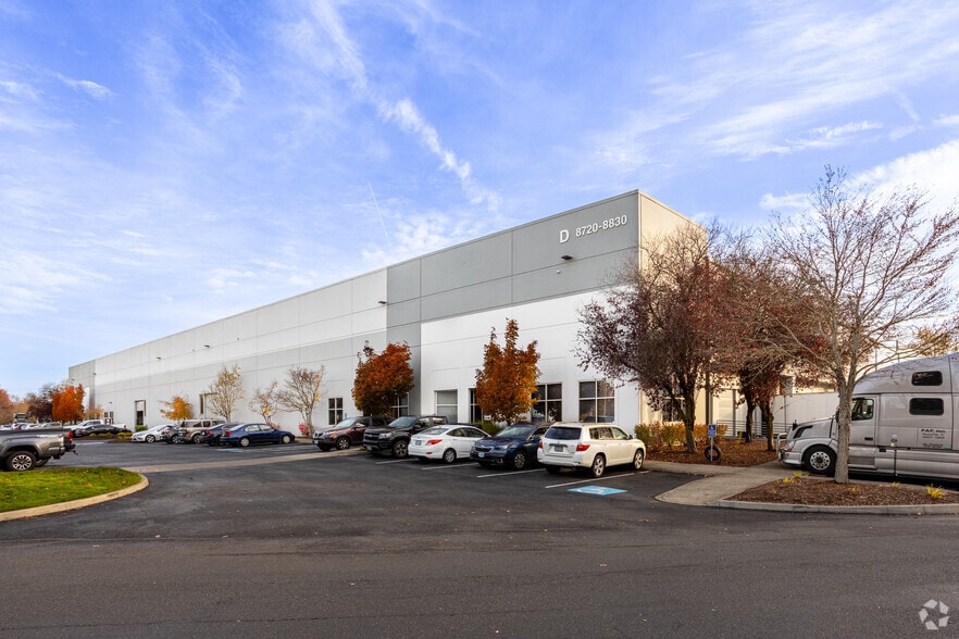 8720-8830 NE Alderwood Rd, Portland, OR for lease - Building Photo - Image 2 of 3