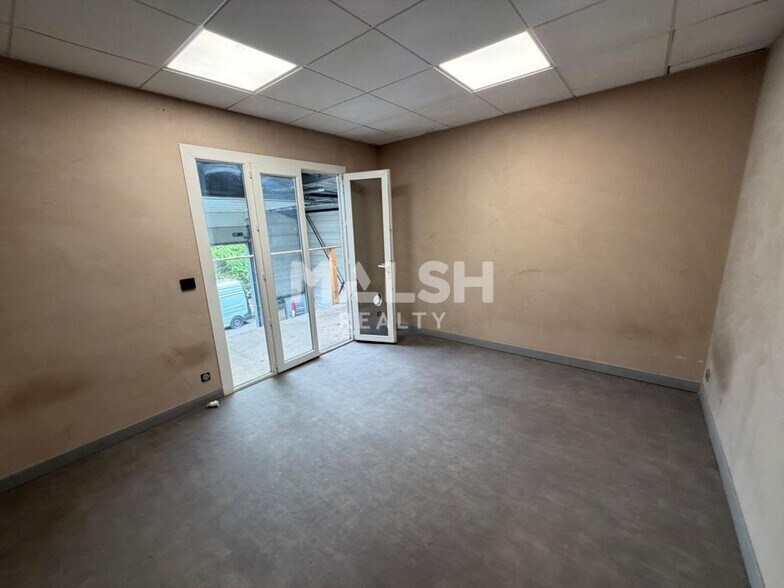 Flex in Ternay for lease - Interior Photo - Image 2 of 6