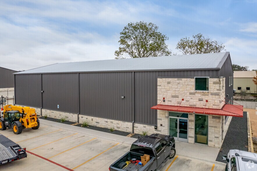 1600 Dungan Ln, Austin, TX for lease - Primary Photo - Image 1 of 20