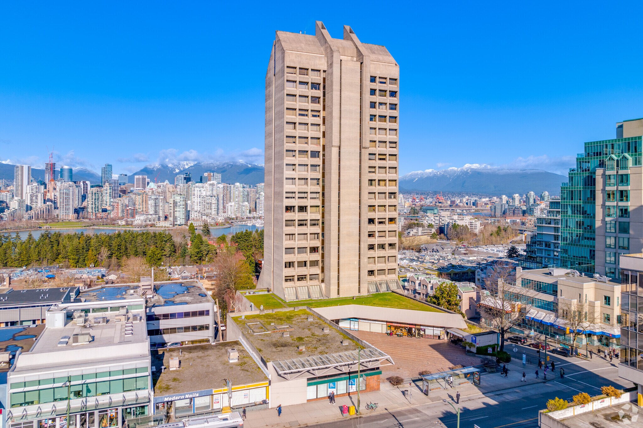 805 W Broadway, Vancouver, BC à louer Photo du bâtiment- Image 1 de 11