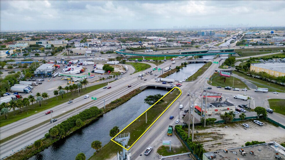 9011 NW South River Dr, Medley, FL à vendre - Photo du bâtiment - Image 1 de 8