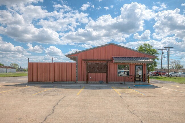 More details for 106 NW 4th St, Lindsay, OK - Retail for Sale
